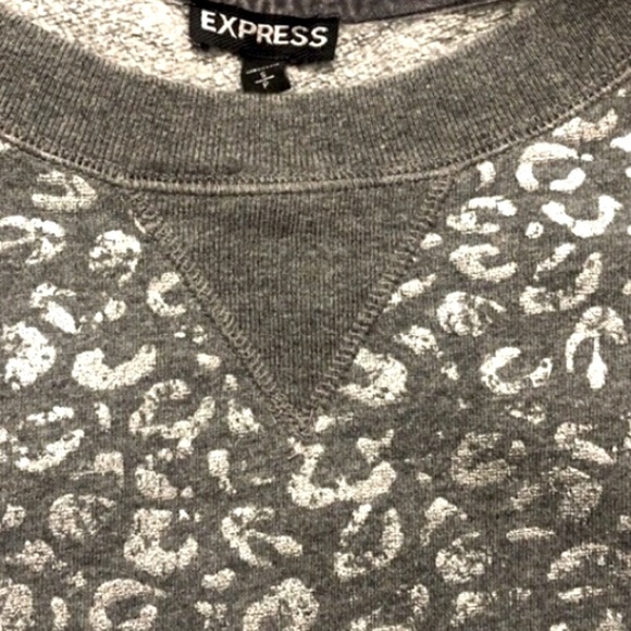 EXPRESS Super Cute Metallic GRAY Leopard 🐆Print Short Sleeve sweatshirt SZ S - Picture 3 of 4